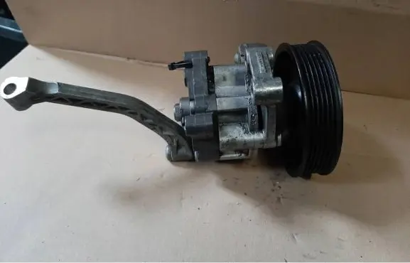 Mercedes-Benz Vito Viano W639 Power steering pump A0064668861 7695955146