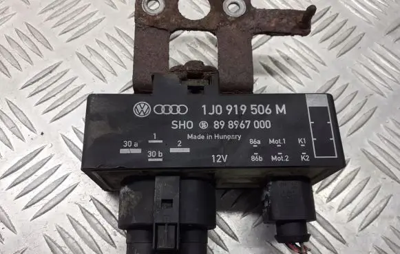 Volkswagen Polo IV 9N3 Coolant fan relay 1J0919506