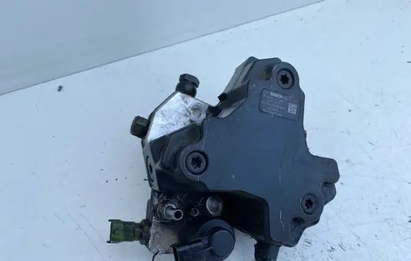 Volvo V70 Fuel injection high pressure pump 30756125