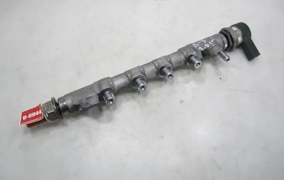 Volkswagen PASSAT B7 Fuel main line pipe 057130764AB 36601502 0281006075