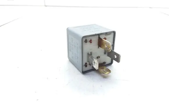 Volkswagen PASSAT B5 Hazard warning light relay 443951253K