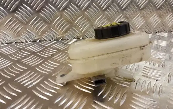 Mazda CX-7 Brake fluid reservoir EH70 9904