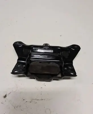 Volkswagen PASSAT B8 Engine mount bracket 5Q0199555T
