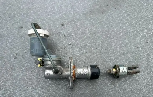 Mitsubishi Pajero Clutch master cylinder MB555391