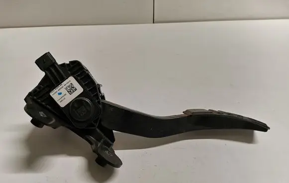 Ford Mustang VI Accelerator throttle pedal CR339F836BB