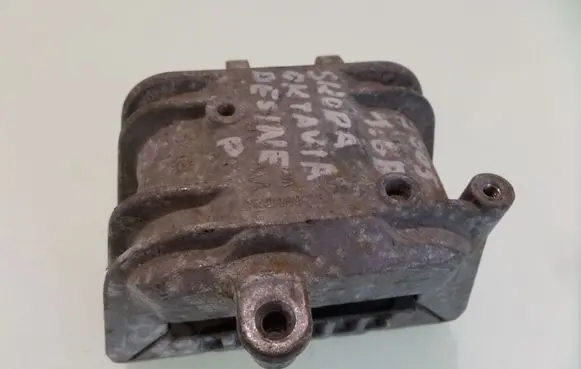 Skoda Octavia Mk2 (1Z) Engine mount bracket 1K0199282