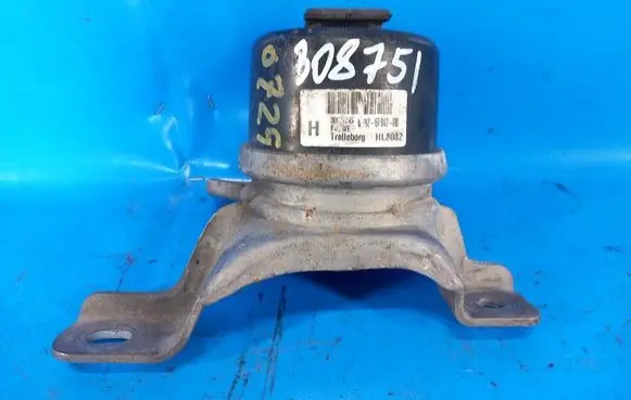 Volvo S60 Engine mount bracket 30671245