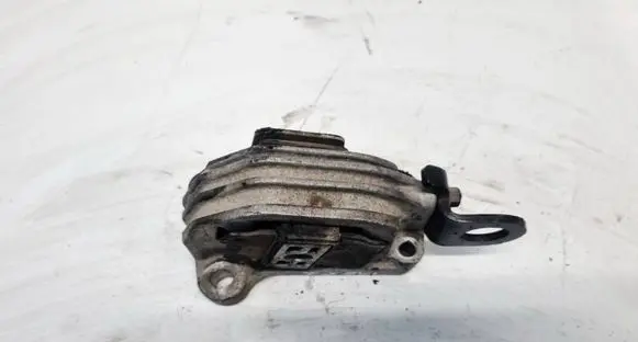 Volvo V70 Engine mount bracket 