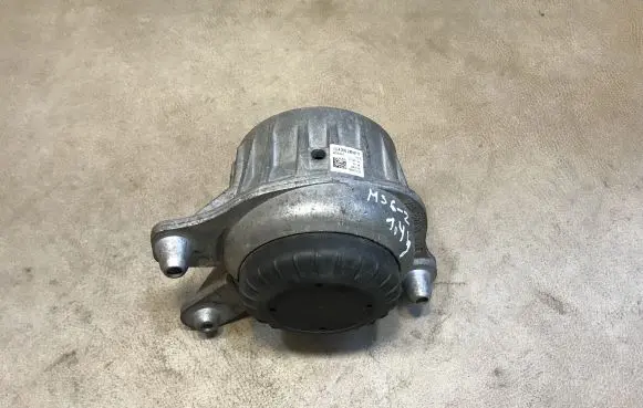 Mercedes-Benz C W205 Engine mount bracket A2052406717