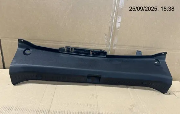 Trunk/boot sill cover protection