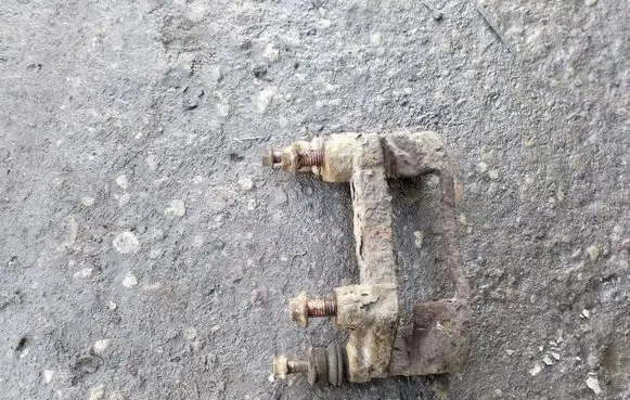 Ford Mondeo Mk III Brake caliper pad carrier rear 