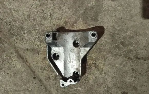 BMW X5 E70 A/C compressor mount bracket 7799863 59280110