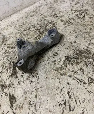 Opel Astra J Engine mounting bracket