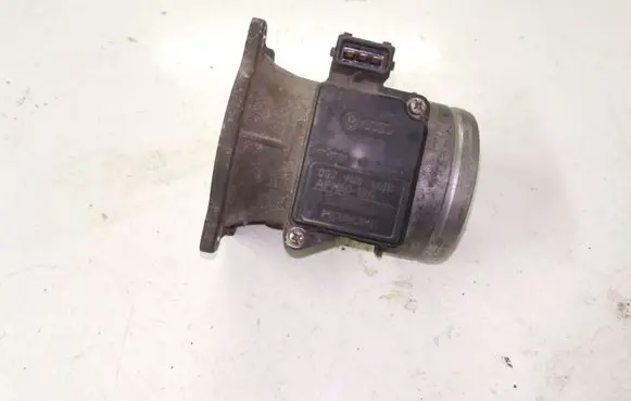 Volkswagen PASSAT B5 Mass air flow meter 037906461B