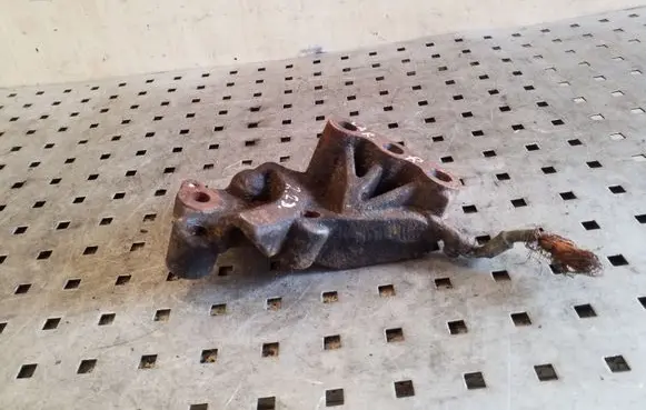 Honda CR-V Engine mounting bracket