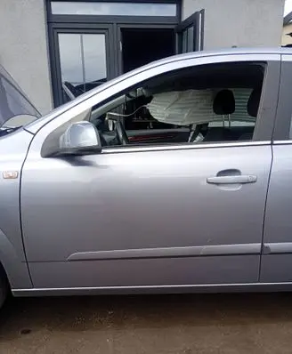 Opel Astra H Front door