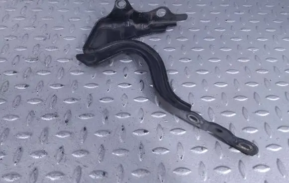 Engine bonnet/hood hinges