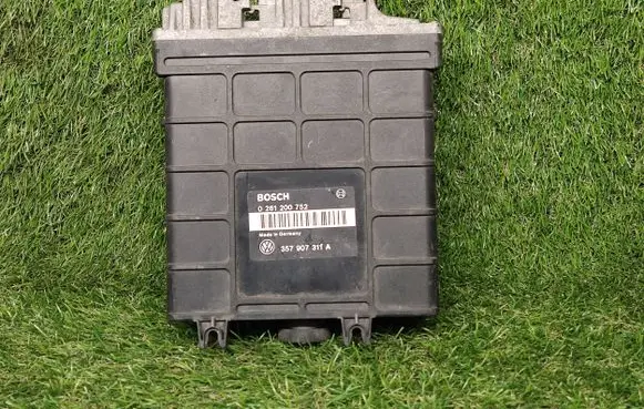 Volkswagen PASSAT B3 Engine control unit/module ECU 357907311A 0261200752
