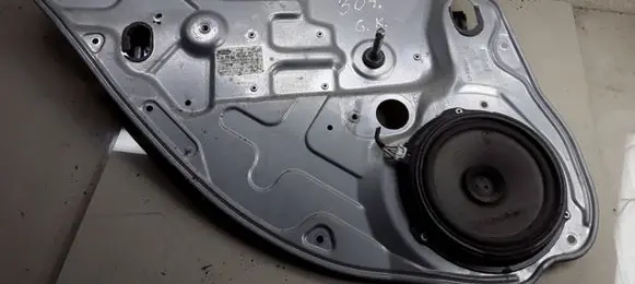 Rear door manual window regulator