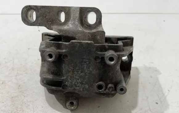 Volkswagen PASSAT B7 Engine mount bracket 1K0199262