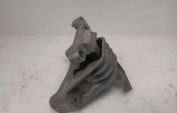 Chevrolet Volt I Engine mount bracket 25953778