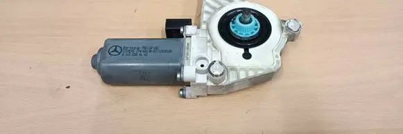 Mercedes-Benz B W245 Front door window regulator motor A1698204142 996138102 21028320