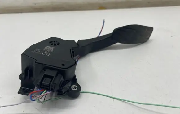 Accelerator throttle pedal