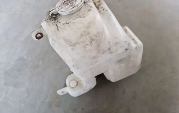Mitsubishi Pajero Sport I Windshield washer fluid reservoir/tank