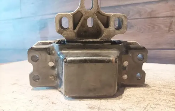 Volkswagen Golf V Engine mount bracket 1K0199555