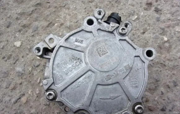 Volkswagen Golf VII Vacuum pump 06K