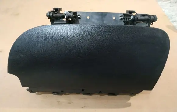Chrysler Town & Country V Glove box 1QL80DX9AE 1SV44DX9AF