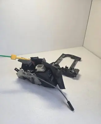BMW 5 E39 Front door lock 8235126