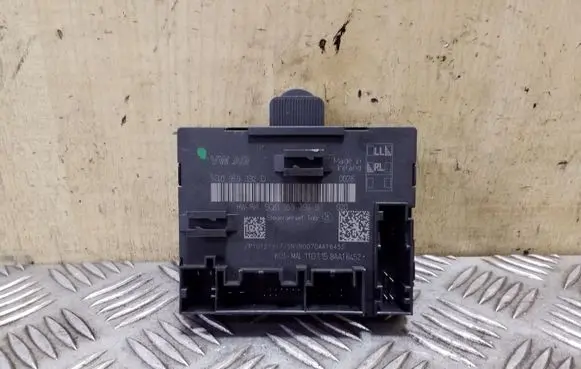 Volkswagen PASSAT B8 Door control unit/module 5Q0959392D 5Q0959392B
