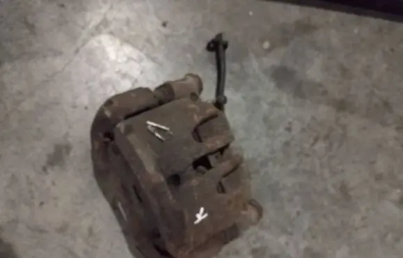 Iveco Daily 35.8 - 9 Front brake caliper