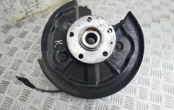 Rear wheel hub