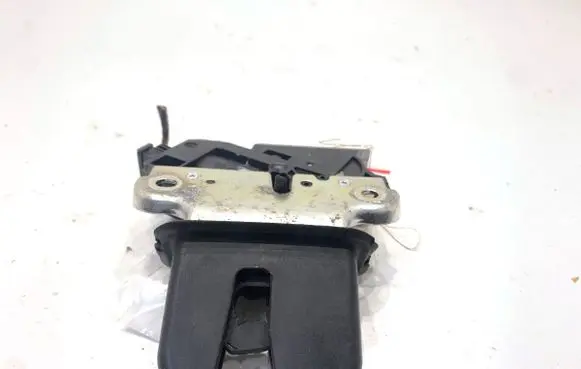 Volkswagen PASSAT B6 Tailgate exterior lock 4F5827505D