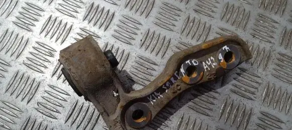 KIA Sorento Engine mount bracket