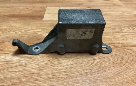 Volvo V70 Engine mount bracket 30645159