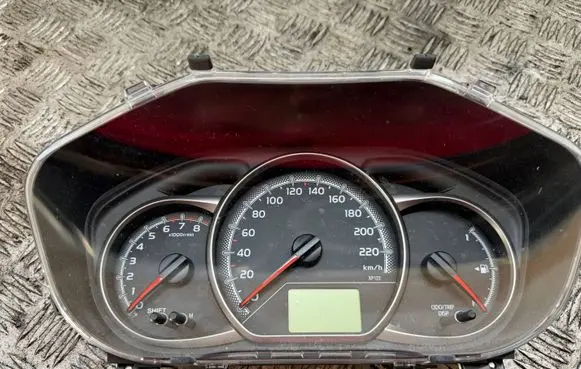 Toyota Yaris Speedometer (instrument cluster) 838000UB10
