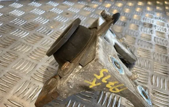 Opel Vivaro Engine mounting bracket 8200003831J