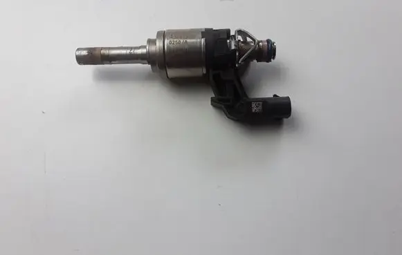 Audi Q2 - Fuel injector 04E906036