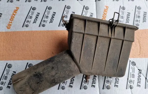 Volkswagen Golf I Air filter box 055129801