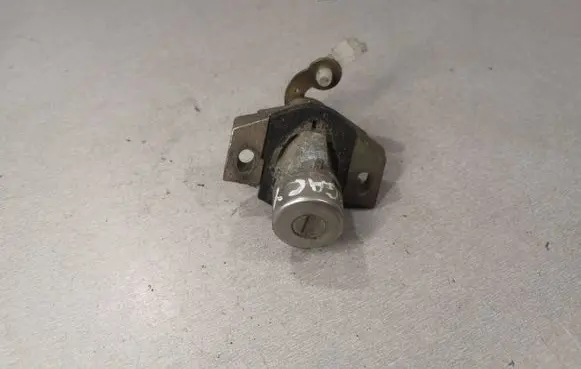 Subaru Legacy Tailgate exterior lock 