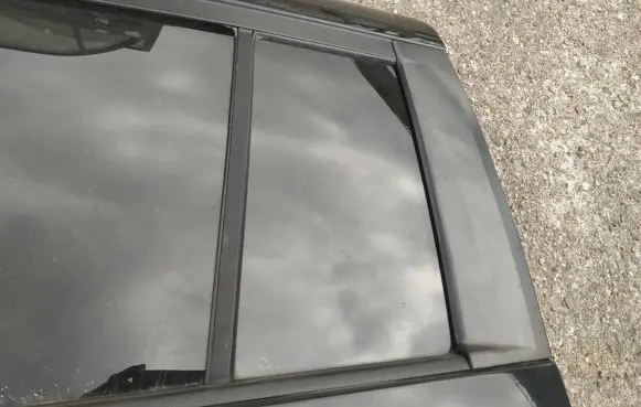 Rear vent window glass