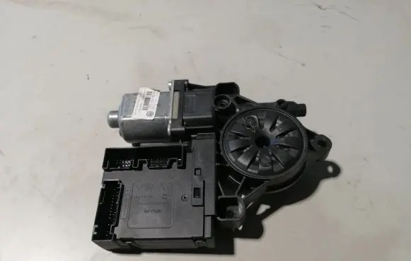 Volkswagen PASSAT B7 Front door window regulator motor 3C0959793C 3AA959701A