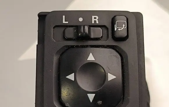 Mitsubishi Pajero Wing mirror switch 