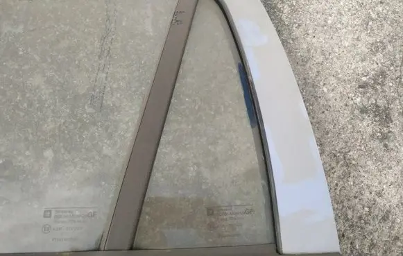 Opel Astra G Rear vent window glass 