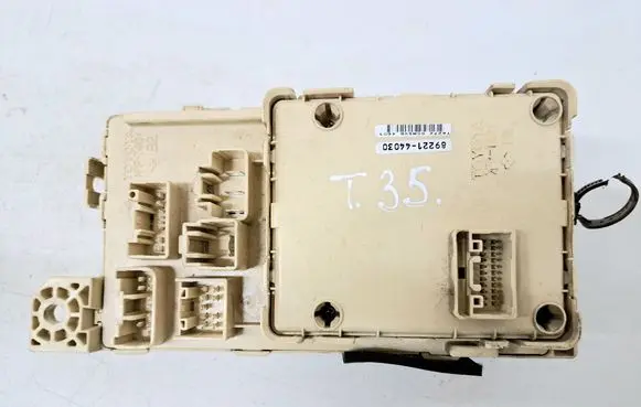Toyota Avensis Verso Fuse module 8922144030