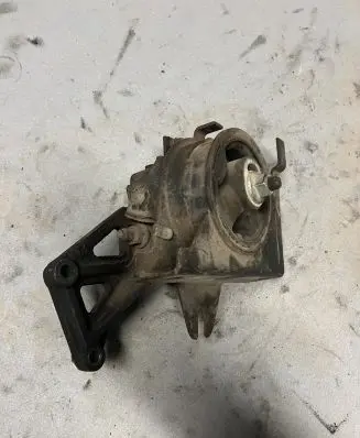 Chrysler Grand Voyager IV Engine mount bracket