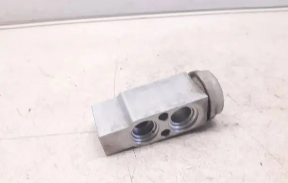KIA Sorento Air conditioning (A/C) expansion valve 